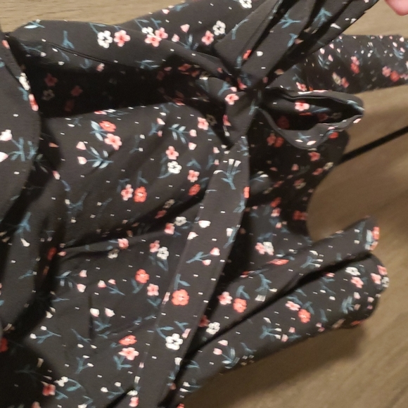 🍁New boutique flutter sleeve faux wrap top - Picture 9 of 13